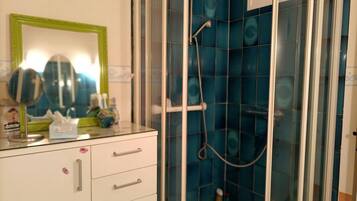 Douche, sĂšche-cheveux, serviettes fournies, papier toilette