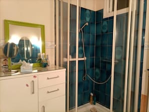 Douche, séchoir à cheveux, serviettes fournies, papier de toilette