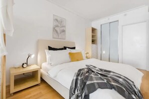 Iron/ironing board, WiFi, bed sheets, wheelchair access