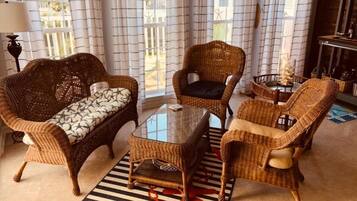 Smart TV, reproductor de DVD, futbolito y estéreo