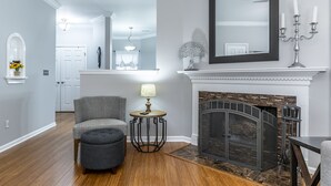 A living room with a fireplace, a mirror, and a chandelier. - Entire Home in Hamburg! (Lexington)