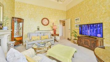 Una Smart TV, una chimenea