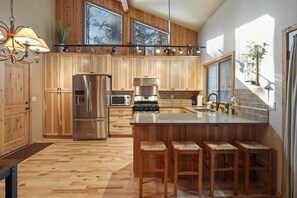 House, 3 Bedrooms | Private kitchen | Fridge, oven, coffee/tea maker, toaster