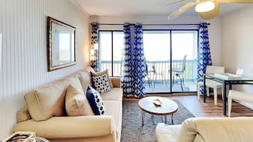 Condo, 1 Katil Raja (King), Balcony, Ocean View (Beach Racquet A221 - No Pets Allowed) | Ruang tamu | 40 inci televisyen dengan digital