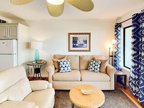 Apartamento, 1 cama de matrimonio grande, balcón (Beach Racquet A221 - No Pets Allowed) | Zona de estar | Televisión de 40 pulgadas con canales digitales