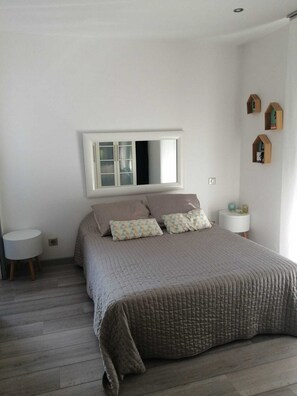 4 bedrooms, desk, iron/ironing board, free WiFi