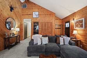 House, 3 Bedrooms | Interior - La Pinoli 3 Bedroom Home by RedAwning (La Pine)