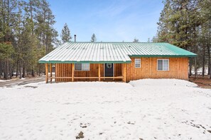 Exterior - La Pinoli 3 Bedroom Home by RedAwning (La Pine)