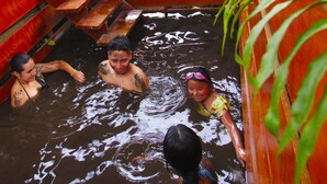 Una estructura de madera con escalones que bajan hacia una zona llena de agua.