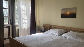 2 bedrooms, iron/ironing board, travel crib, free WiFi