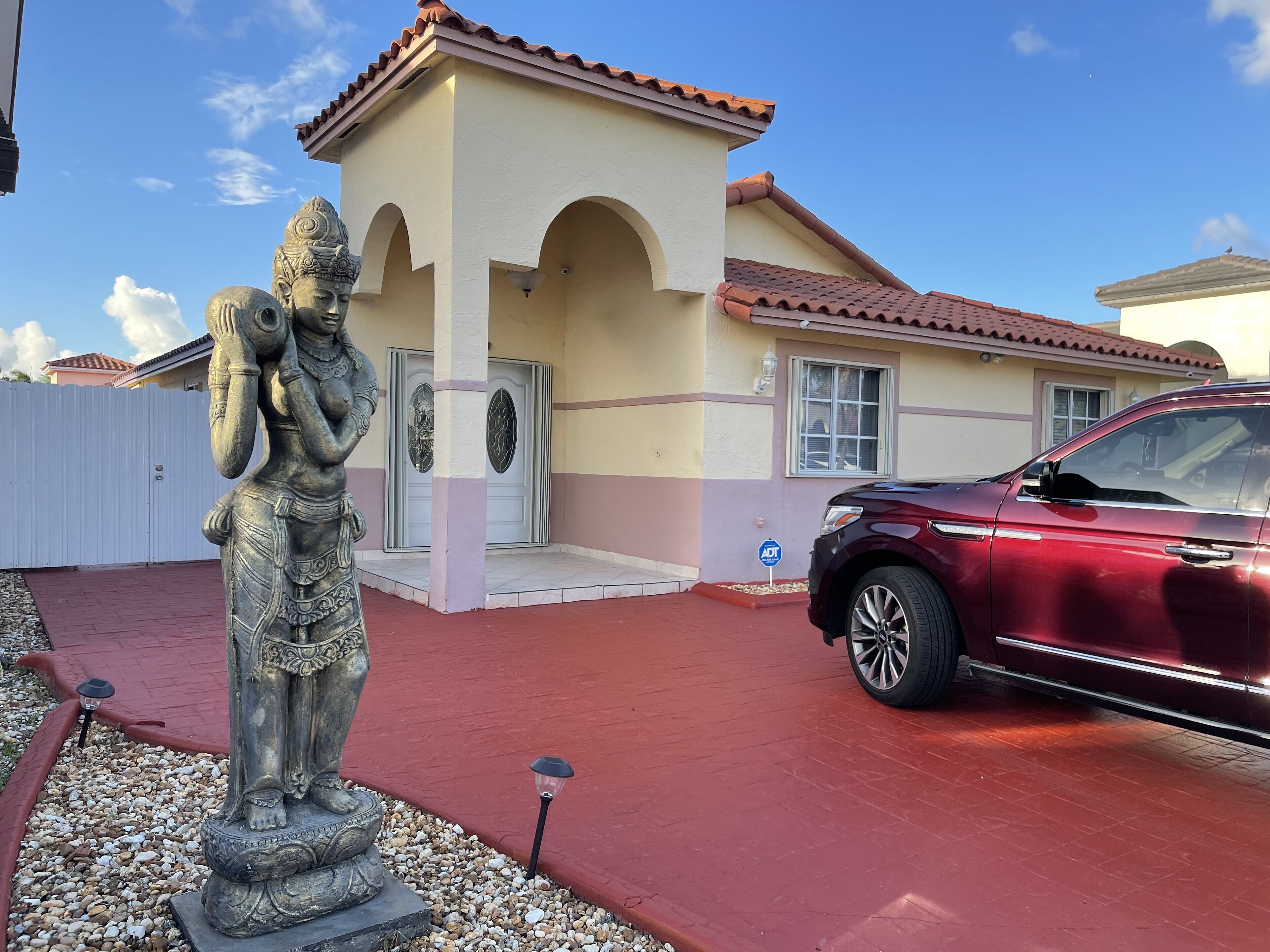 Quiet and romantic house close to the airport