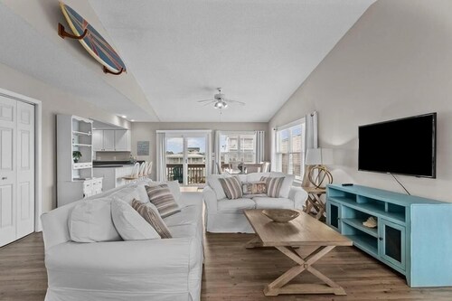 Life Of Sea-renity / 112 Burlington Street 3 Bedroom Home by RedAwning