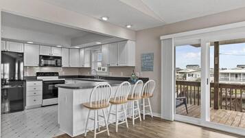 House, 3 Bedrooms | Private kitchen | Fridge, oven, coffee/tea maker, toaster