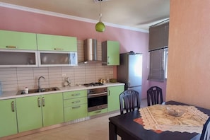 Private kitchen - Lungomare Daily Apartment Beachfront (Vlorë)