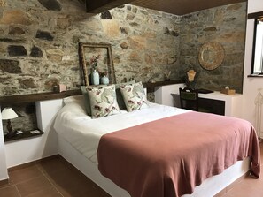 Luxury Double Room | Memory foam beds, in-room safe, individually decorated - Casa da Oliveira  (Pedrógão Grande)