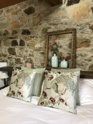 Luxury Double Room | Memory foam beds, in-room safe, individually decorated - Casa da Oliveira  (Pedrógão Grande)