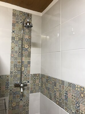 Luxury Double Room | Bilik Mandi | Pancuran mandi, hulu semburan mandi hujan, selipar, tuala disediakan 