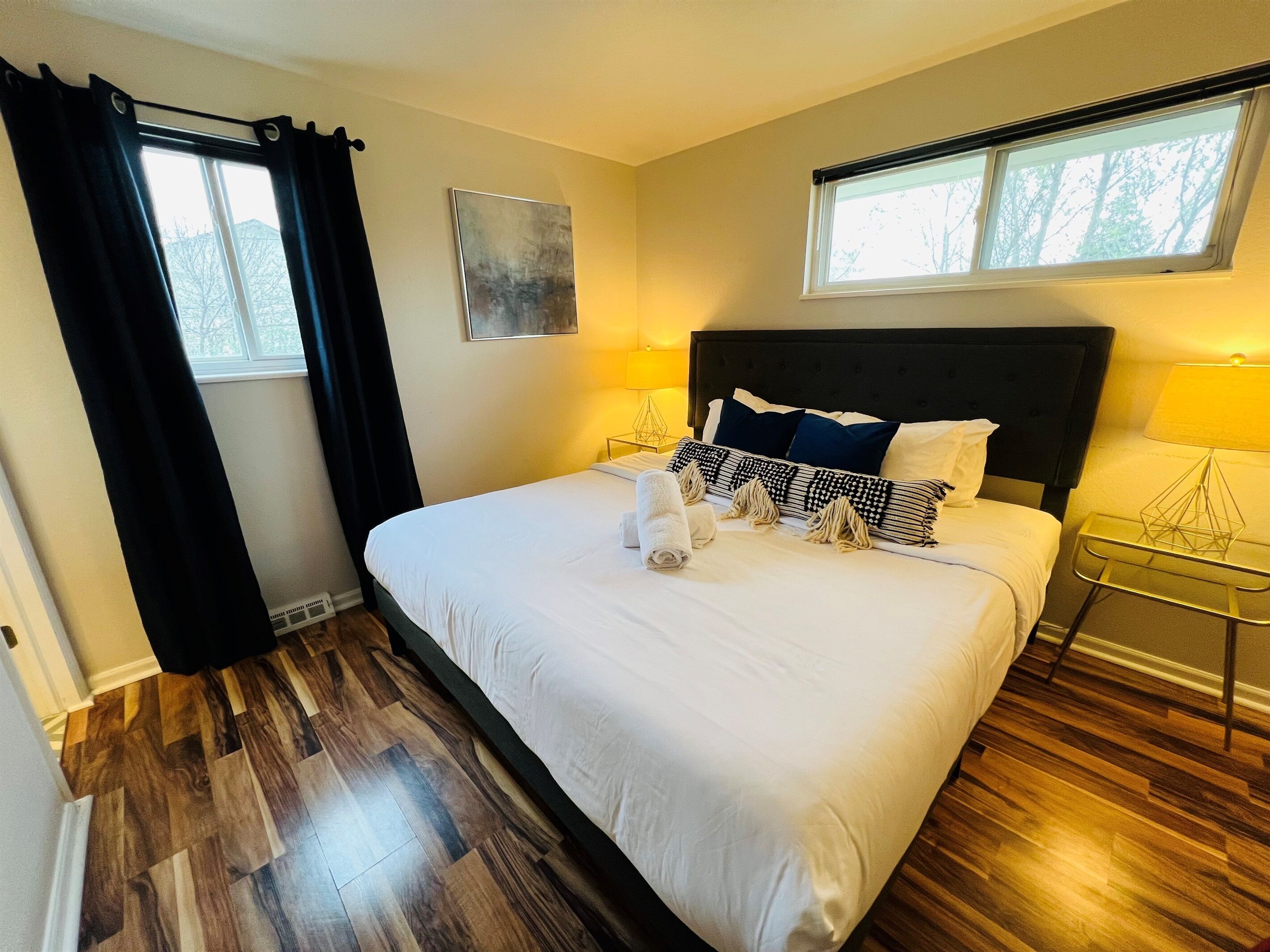 5 間睡房、書桌、熨斗/熨衫板、可攜式嬰兒床