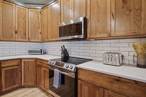 House, 4 Bedrooms | Private kitchen | Fridge, oven, coffee/tea maker, toaster