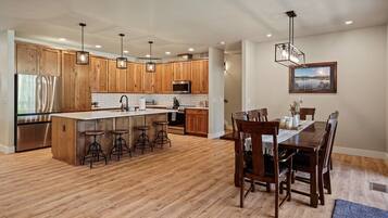 House, 4 Bedrooms | Dining