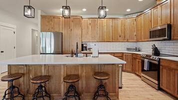 Private kitchen | Fridge, oven, coffee/tea maker, toaster