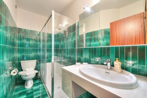 Appartamento familiare, 2 camere da letto, lato lago (Emotion Lake View) | Bagno | Doccia, asciugacapelli, asciugamani, sapone