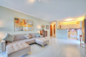 Departamento familiar, 2 habitaciones, junto al lago (Emotion Lake View) | Área de sala de estar | Televisión de pantalla plana de 21 pulgadas con canales por cable