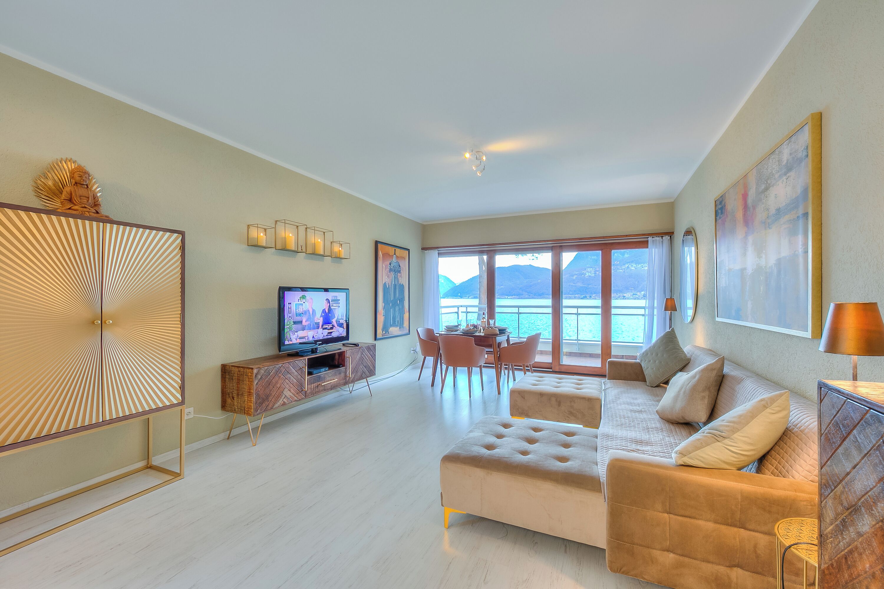 Apartamento familiar, 2 habitaciones, junto al lago (Emotion Lake View) | Sala de estar | Televisión de pantalla plana de 21 pulgadas con canales por cable