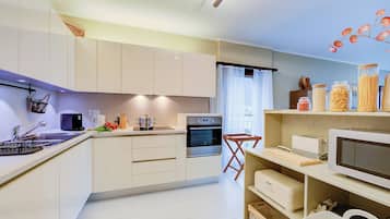 Family Apartment, 2 Bedrooms, Lakeside (Emotion Lake View) | Private kitchen | Fridge, microwave, oven, stovetop