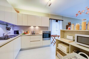 Departamento familiar, 2 habitaciones, junto al lago (Emotion Lake View) | Cocina privada | Refrigerador, microondas, horno y parrilla de estufa