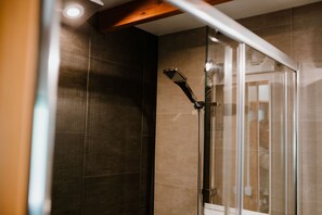 Familie chalet | Badkamer | Gratis toiletartikelen, een haardroger, handdoeken, zeep
