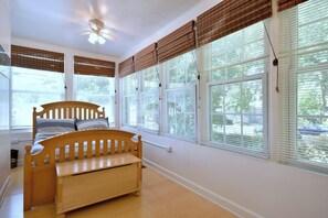 5 makuuhuonetta, työpöytä, silitysrauta/-lauta, vauvan matkasänky