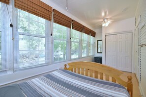 5 bedrooms, desk, iron/ironing board, travel cot
