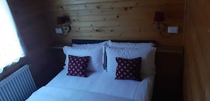 Premium Chalet, 2 Bedrooms, Balcony, Mountain View | 2 bedrooms, down duvets, travel cot, free WiFi - villaggio gofree (Pragelato)