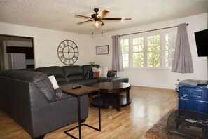 Interior - 3-Bedroom Vacation Home next to Silver Dollar City (Branson)