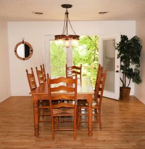 Dining - 3-Bedroom Vacation Home next to Silver Dollar City (Branson)