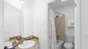 Baignoire, serviettes fournies, shampoing