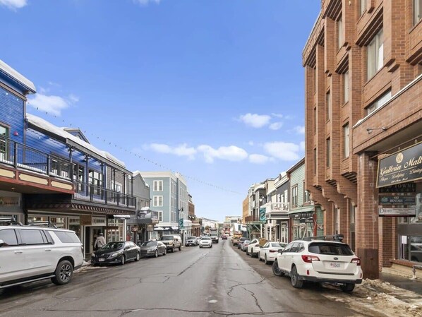 Una calle bordeada por diversos edificios, entre ellos un hotel con un cartel que dice