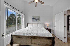 Een strijkplank/strijkijzer, wifi, beddengoed