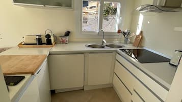 Kühlschrank, Herdplatte, Wasserkocher mit Kaffee-/Teezubehör