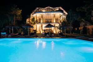 Outdoor pool, a heated pool