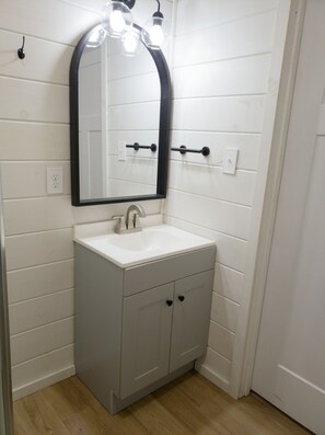 Regadera, toallas, jabón, papel de baño 