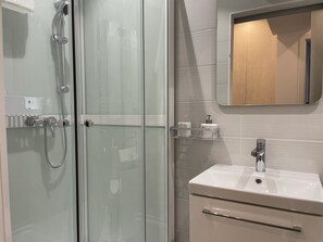 Exclusive Apartment | Bathroom | Shower, designer toiletries, hair dryer, towels - Beautiful Penthouse Lakeview W18 (Bucharest)