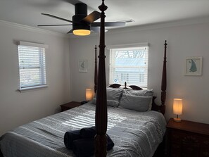 3 chambres, bureau, fer et planche à repasser, lit de bébé portatif