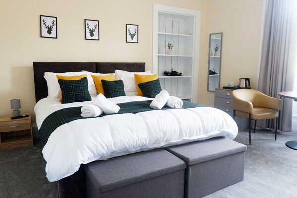 Superior Double Room, Ensuite, City View (2nd Floor Room 1) | Free WiFi, bed sheets - Jacobite house (Inverness)