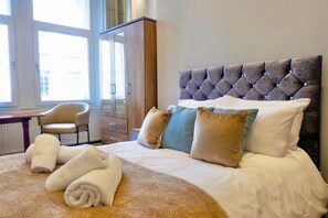 Dormitorio compartido Deluxe, baño en la habitación, vista a la ciudad (A2 double first floor) | Wifi gratis y ropa de cama 
