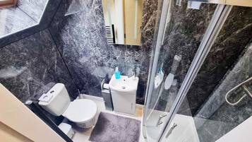 Deluxe Double Room, Ensuite, City View (3rd Floor Bedroom 5) | Bathroom | Shower, hydromassage showerhead, hair dryer, towels