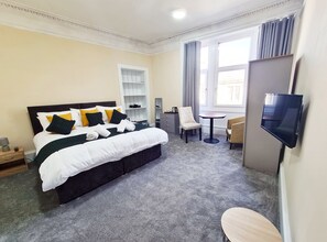 Habitación doble superior, baño en la habitación, vista a la ciudad (2nd Floor Room 1) | Wifi gratis y ropa de cama 