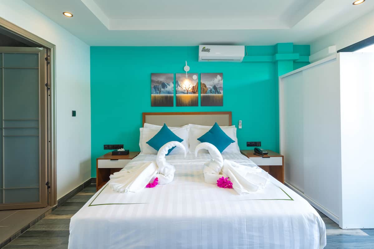 Deluxe Room, 1 Queen Bed | 1 bedroom, premium bedding, minibar, in-room safe
