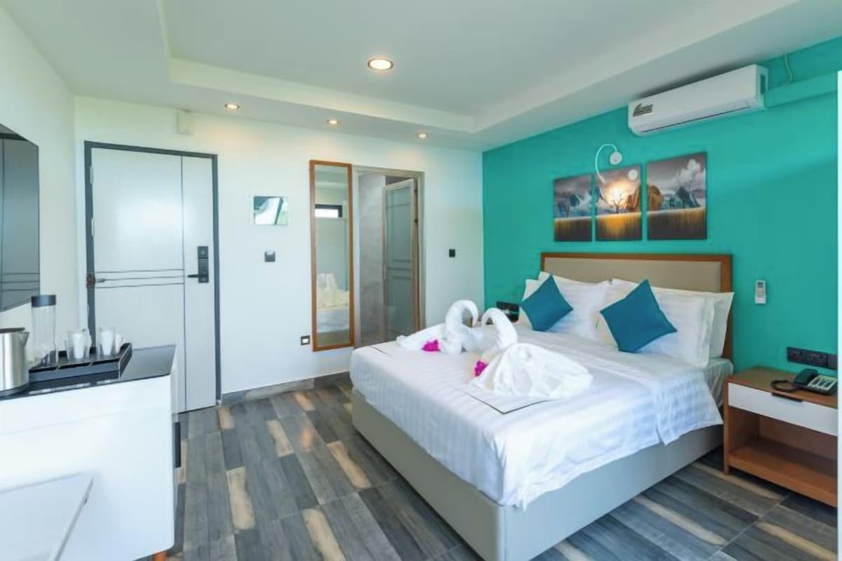 Premium bedding, minibar, in-room safe, laptop workspace
